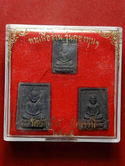 พระผงชุดหลวงปู่ทวด เนื้อว่าน รุ่นกองทุน วัดช้างไห้ จ.ปัตตานี ปี 2535 พร้อมกล่อง (SKU-07212)