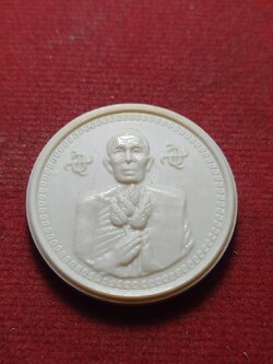 เหรียญหลวงพ่อโอภาสี ถือดอกบัว เนื้อพลาสติก วัดพุทธบูชา (อาศรมบางมด) กทม. (SKU-10892)