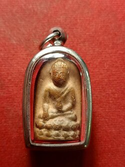 พระชัยวัฒน์ครึ่งซีกเนื้อผง พิมพ์ใหญ่ เจ้าคุณศรี(สนธิ์) วัดสุทัศน์ กทม. ปี 2484 (SKU-12288)