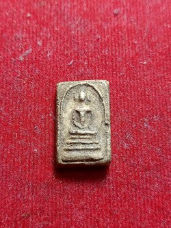 พระสมเด็จพิมพ์เล็ก หลวงปู่นาค หลังตราโล่ตำรวจ(ตราแผ่นดิน) วัดอรุณราชวราราม (วัดแจ้ง) กทม. ผสมผงวัดระฆัง (SKU-02773)