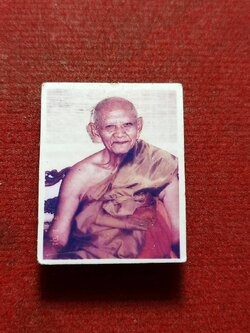 รูปหลวงปู่หงษ์ พรหมปัญโญ หลังมวลสาร วัดเพชรบุรี จ.สุรินทร์ (SKU-12008)