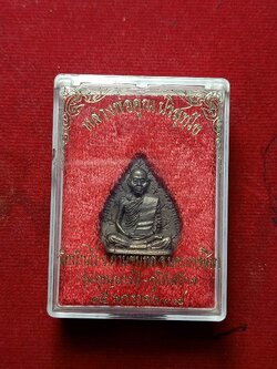 เหรียญหลวงพ่อคูณ เนื้อนวะโลหะ รุ่นคูณบารมีกูให้สร้าง วัดบ้านไร่ จ.นครราชสีมา ปี 2537 พร้อมกล่อง (SKU-02642)