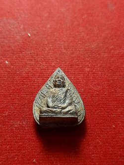 พระรูปเหมือนใบโพธิ์เนื้อผสมขวานฟ้า หลวงตามหาบัว วัดป่าบ้านตาด จ.อุดรธานี (SKU-02658)