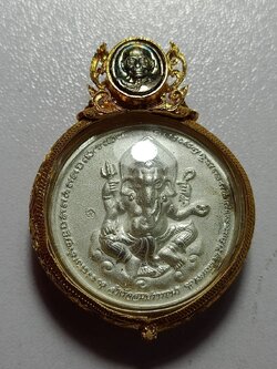 เหรียญพระพิฆเนศหลังเศียรพ่อแก่ เลี่ยมไมครอนฝังเม็ดยา หลวงพ่อพูล วัดไผ่ล้อม จ.นครปฐม (SKU-11015)