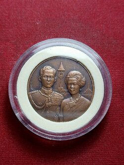 เหรียญราชาภิเษกสมรสครบ 50 ปี เนื้อทองแดงรมดำ พ.ศ. 2543 (SKU-06507)