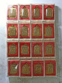 พระผงวัดปากน้ำรุ่น 6 วัดปากน้ำ กทม. เลี่ยมเดิมจากวัด พร้อมกล่อง องค์ละ 350 มี 12 องค์ (SKU-06074)