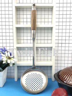 SL-782 กระบวยมีรูด้ามสเตนเลส+ไม้ เกรด 304