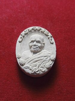 พระผงรูปเหมือนหลวงปู่บุญฤทธิ์ ปณฺฑิโต (จันทรสมบูรณ์) รุ่นแรก ที่พักสงฆ์สวนทิพย์ ปากเกร็ด จ.นนทบุรี "เทวดา ช่วยที เรียบร้อย".(SKU-04155)