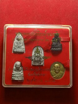 พระชุดของขวัญ 5 องค์ หลวงพ่อทวดเหยียบน้ำทะเลจืด รุ่นครบรอบกระทรวงกลาโหม 115 ปี ปลุกเสดวัดพะโค๊ะ จ.สงขลา ปี 2545 พร้อมกล่อง (SKU-07636)