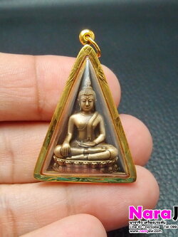 พระสมเด็จนางพญา เนื้อบร้อนซ์รมดำ หลัง สก. เลี่ยมกรอบทองคำแท้ 18K ปี 2559