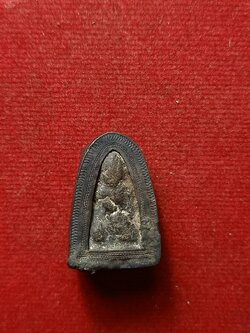 พระเนื้อดิน เลี่ยมเงินเก่า แบบโบราณ ไม่ทราบที่ (SKU-09157)