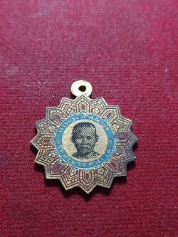 เหรียญจักรลงยาพระครูเกศีคุณาธร วัดมะนาว จ.สุพรรณบุรี ปี 2519 (SKU-10852)