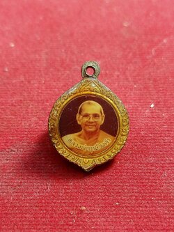 ล็อกเก็ตกลม หน้าหลวงพ่อหลังร 5 เป็นล็อกเก็ตที่หลวงพ่อจัดสร้าง ปลุกเสกวัดท่าซุงจังหวัดอุทัยธานี(SKU-00971)