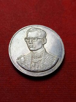 เหรียญ ร.9 ที่ระลึกกาญจนาภิเษก เนื้อเงิน มูลนิธิพัฒนางานอัยการ พ.ศ.2539 (SKU-09715)