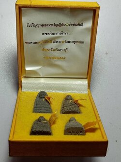 พระชุดหลวงพ่อทวด เนื้อผงตะกรุดทองคำ ที่ระลึกรับปริญญา ของพระเทพปริยัติโมลี วัดพระพุทธบาท จ.สระบุรี ปี 2544 พร้อมกล่อง (SKU-11525)