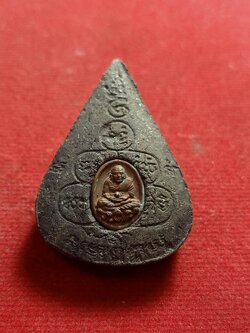 พระพุทธทรงเครื่อง เนื้อผงว่าน หลัง ยันต์ตุ๊กตา(SKU-01500)