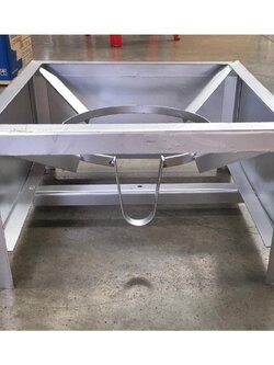 ขาวางเตาแก๊สแรงดันสูง ฐานเหลี่ยมเตี้ย มีบังลมในตัว สำหรับหัวเตาเร่ง KB5 ขนาด กว้าง 40 x ยาว 40 x สูง 22 ซม.