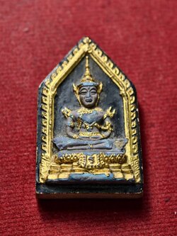 พระแก้วมรกรต ทรงเครื่องฤดูร้อน ลงรักปิดทอง หลังยันต์ดวงประสูติพระพุทธเจ้า หลวงพ่อเริ่ม วัดบางพระ จ.ชลบุรี (SKU-13421)