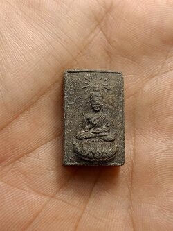 พระผงของขวัญ พระครูประกาศสมาธิคุณ วัดมหาธาตุ ก ทม. ปี 06 เนื้อว่าน (SKU-00644)