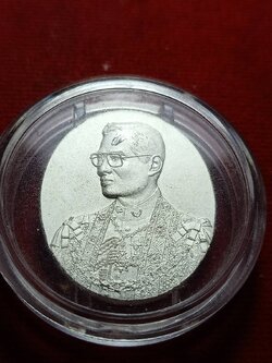 เหรียญในหลวง ร.9 เนื้อเงิน หลังโฮโลแกรม พ.ศ.2542 มูลนิธิวชิรเวชวิทยาลัย จัดสร้าง (SKU-12199)