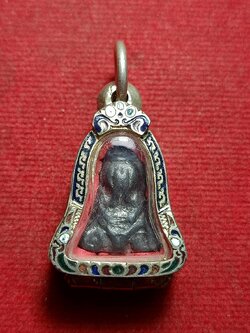 พระปิดตาหลวงปู่เอี่ยม เลี่ยมเงินเปอร์เซ็นต์น้อย วัดโคนอน กทม. ปี 2515 (หลวงปู่โต๊ะเสก) (SKU-11331)