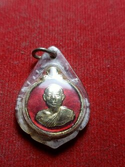 เหรียญกลมเล็ก กะไหล่ทองลงยา ท่านพ่อลี วัดป่าคลองกุ้ง จ. จันทบุรี ปี 2520 (SKU-05398)