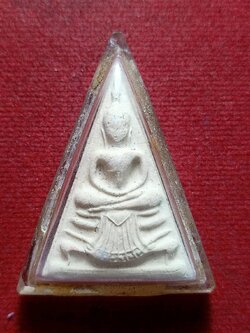 พระนางพญาผงสุพรรณ หลวงพ่อเชื้อ เนื้อผงอิธิเจ วัดเยื้องคงคาราม จ.อ่างทอง ปี 2546 (SKU-12383)