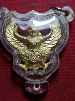 พญาครุฑมหาอำนาจ หลวงพ่อตึ๋ง วาจาสิทธิ์ วัดหลวงพ่อปากแดง จ.นครนายก เนื้อกะไหล่ทอง ปี 2555 (SKU-10919)