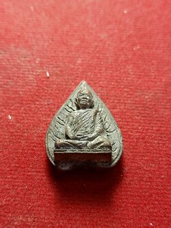 พระรูปเหมือนใบโพธิ์เนื้อผสมขวานฟ้า หลวงตามหาบัว วัดป่าบ้านตาด จ.อุดรธานี (SKU-02657)