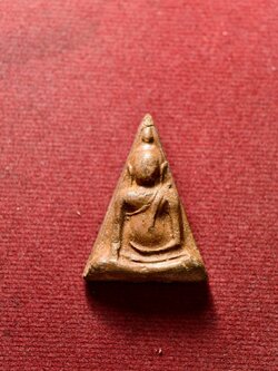 พระนางพญา เนื้อดิน อาจารย์ถนอม วัดนางพญา จ.พิษณุโลก ปี2514 (SKU-13401)