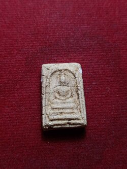 พระสมเด็จเผ่าศรียานนท์ พิมพ์เล็ก หลวงปู่นาค หลังตราโล่ตำรวจ(ตราแผ่นดิน) วัดอรุณราชวราราม (วัดแจ้ง) กทม. ผสมผงวัดระฆัง (SKU-08900)