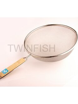 STR-58 กระชอนสเตนเลสด้ามไม้ ขนาด 24 ซม.