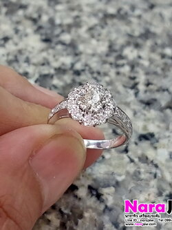 แหวนเพชร เม็ดกลาง 0.65 กะรัต ล้อมเพชร 0.64 กะรัต น้ำ 93-94 vs