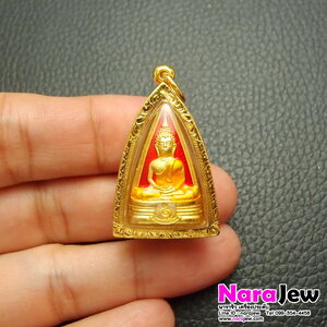 หลวงพ่อโสธร หลังท้าวเวสสุวรรณ รุ่นพรปีใหม่ วัดจุฬามณี เนื้อชนวนกาหลั่ยทองลงยาแดง เลี่ยมกรอบทองคำแท้ 18K