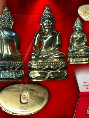 พระกริ่ง พระชัยวัฒน์ ไพรีพินาศ มปร. รุ่น 200 ปี พระบาทสมเด็จจอมเกล้าเจ้าอยู่หัว รัชกาลที่ 4 วัดบวรนิเวศวิหาร พ.ศ. 2547 เนื้อนวะ พร้อมกล่องเดิมๆ งาม ๆ ครับ หายากแล้วครับ เวลานี้