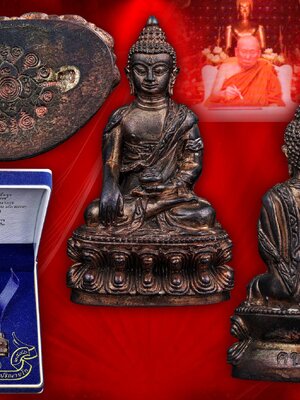 พระกริ่งคชวัตร รุ่นแรก ปี 2546 วัดบวรนิเวศวิหาร เนื้อนวโลหะ ฉลองวาระครบรอบ 90 พรรษา สมเด็จพระสังฆราชเจ้า กรมหลวงวชิรญาณสังวร (เจริญ สุวัฑฒโน) กล่องครบถ้วนครับ องค์นี้ ตอกโค๊ตกรรมการ จัดสร้างน้อยมาก เพียง 127 องค์เท่านั้น