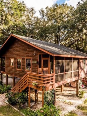 บ้านไม้สองชั้นใต้ถุนโล่ง บรรยากาศเย็นสบาย