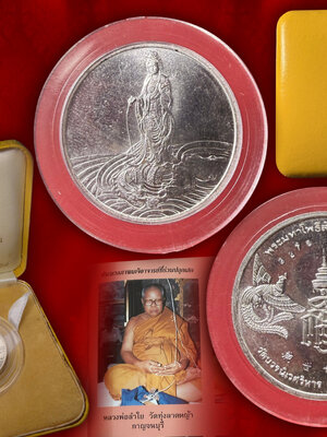 เหรียญพระมหาโพธิสัตว์กวนอิม เนื้อเงิน จัดสร้างวาระครบ 80 พรรษา 3 ตุลาคม พ.ศ 2536 สมเด็จพระญาณสังวร สมเด็จพระสังฆาช วัดบวรนิเวศวิหาร เหรียญนี้ No.3275 จัดสร้าง 4364 เหรียญ มาพร้อมตลับ+กล่องกัมมะหยี่เดิม งามอลังการครับ หายากสุด ๆ