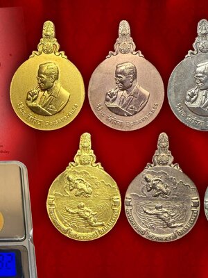 เหรียญชุดมหาชนก พิมพ์เล็ก ชุดทองคำ นาค เงิน พร้อมหนังสือ เป็นเหรียญที่ในหลวง ร.9 ทรงโปรดมากที่สุด จัดสร้างในวโรกาสปีมหามงคลฉลองพระชนมายุครบ 6 รอบ พุทธศักราช 2542