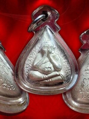 พระปิดตา 80 พรรษา พิมพ์ใบโพธิ์ รุ่น ทีฆายุโกโหตุสังฆราชา ๘๐ พรรษา สมเด็จพระญาณสังวร สมเด็จพระสังฆราช วัดบวรนิเวศวิหาร ปี 2536 เนื้อนวะโลหะ หมายเลข 1653