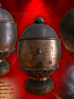 บาตรน้ำมนต์ ๘๐ พรรษา สมเด็จพระญาณสังวร สมเด็จพระสังฆราช วัดบวรนิเวศวิหาร เนื้อทองล่ำอู สร้าง ๘๘๑ บาตร จัดสร้างวาระพระชนมายุครบ 80 พรรษา ปี 2536 พิธียิ่งใหญ่สุด ๆ พุทธาภิเษก เมื่อวันที่ ๒๐ สิงหาคม ๒๕๓๖ สภาพเก่าเก็บผิวหิ้ง ครับ