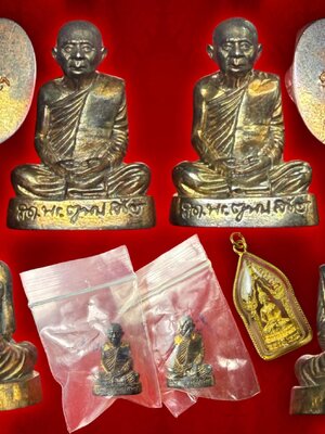 พระรูปเหมือนคชวัตร รุ่นแรก ปี 2546 เนื้อนวโลหะ (แก่ทองคำ) พิมพ์ใหญ่ วัดบวรนิเวศวิหาร จัดสร้างในงานฉลองวาระครบรอบ 90 พรรษา สมเด็จพระสังฆราชเจ้า กรมหลวงวชิรญาณสังวร (เจริญ สุวัฑฒโน) และพระนิรันตราย เนื้อทองทิพย์ พร้อมเลี่ยม งามๆ ครับ