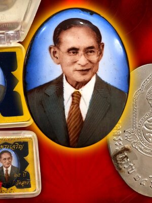ล๊อคเก็ตในหลวงรัชกาลที่ ๙ หลังแผ่นเงิน วัดสุทธาราม จัดสร้าง ปี 2550 พิมพ์ใหญ่ พร้อมกล่อง พิธีมหาพุทธาภิเษก 7 ครั้ง 7 วาระ ขนาดองค์พระกว้าง 2.7 สูง 3.5 เซนติเมตร งามและหายากสุด ๆ พร้อมกล่องเดิม ๆ ครับ
