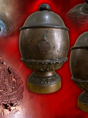 บาตรน้ำมนต์ ๘๐ พรรษา สมเด็จพระญาณสังวร สมเด็จพระสังฆราช วัดบวรนิเวศวิหาร เนื้อทองล่ำอู สร้าง ๘๘๑ บาตร จัดสร้างวาระพระชนมายุครบ 80 พรรษา ปี 2536 พิธียิ่งใหญ่สุด ๆ พุทธาภิเษก เมื่อวันที่ ๒๐ สิงหาคม ๒๕๓๖ สภาพเก่าเก็บผิวหิ้ง ครับ