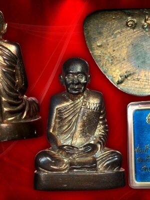 พระรูปเหมือน สมเด็จพระญาณสังวร สมเด็จพระสังฆราช ปี 2543 เนื้อนวะ No.1647 กล่องเดิม สภาพสวยครับ