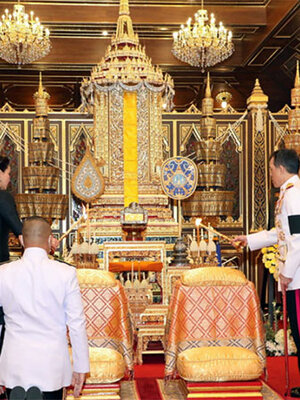 ในหลวง-พระราชินี เสด็จฯพระราชทานน้ำหลวงสรงศพสมเด็จพระวันรัต อดีตเจ้าอาวาสวัดบวรฯ ทั้งโปรดเกล้าฯเลื่อนชั้นเกียรติยศ ประกอบศพจากโกศไม้สิบสองเป็นโกศมณฑปเป็นกรณีพิเศษ ขณะที่พระสงฆ์ ศิษยานุศิษย์ ประชาชน เข้าร่วมแสดงความอาลัยเนืองแน่น