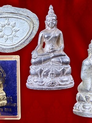 พระกริ่งไพรีพินาศ ภปร. รุ่นแรก เนื้อเงิน ปี 2535 พร้อมกล่องเดิม ใต้ฐานดอกปทุม สีทองอร่าม งามๆ สุดๆ ครับ สมเด็จพระญาณสังวร สมเด็จพระสังฆราช เป็นประธานและอธิฏฐานติตในพิธีมหาพุทธาภิเษก พร้อมพระภาวนาจารย์ทั่วประเทศ ณ วัดปทุมวนาราม กรุงเทพฯ ในหลวงรัชกาลที่ 9 ท