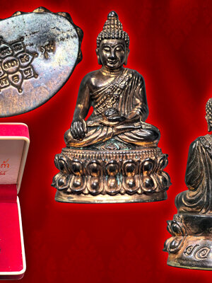 พระกริ่งยอดแก้ว เนื้อนวะโลหะ วัดบวรนิเวศวิหาร ปี 2548 NO.4131 ด้านหลักสลักอักษรว่า "ยอดแก้ว" พร้อมหมายเลขกำกับ ใต้ฐานมีโค๊ต ญสส. และโค๊ตลายเซนพระนามย่อ ญสส. ตรงกลางมียันต์ รัตนตรัย จำนวนจัดสร้าง 4,992 องค์ พร้อมกล่องเดิม