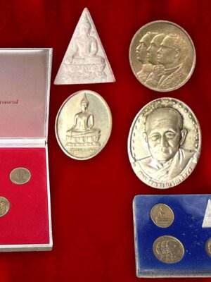 ชุดมงคลสักการะ 72 ปี ร.พ. จุฬาลงกรณ์ 6 รายการ ชุดกรรมการ มาพร้อมกล่อง ปี 2529 จุฬาลงกรณ์ สภากาชาดไทย จำนวน 2 ชุด