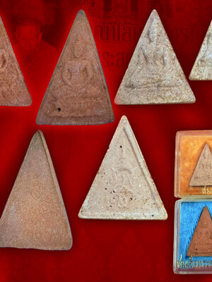 พระสมเด็จอุณาโลมทรงจิตรลดาและสมเด็จนางพญา ใหญ่+เล็ก ปี19 พิมพ์ใหญ่+เล็ก งามๆ 4 องค์ พระเกจิคณาจารย์และวิปัสสนาจารย์ทั่วประเทศ ร่วมพิธีมหาพุทธาภิเษก (หลวงปู่โต๊ะปลุกเสก 7 วัน) สภาพสวยงาม ของดีที่ราคาไม่แพง ยังมีอยู่จริง..งามและหายากสุดๆ ครับ